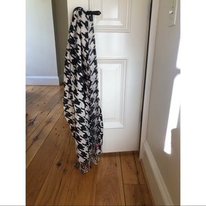 GAME DAY APPAREL Houndstooth Scarf with Fringe
